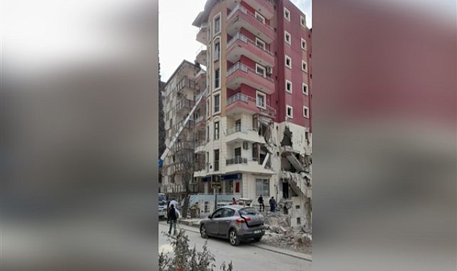 Hatay'da depremzedeler evlerindeki eşyaları kurtarmaya çalışıyor