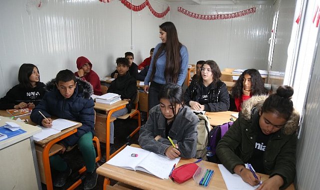 İlk ders gününde çanta ve kırtasiye desteği Gaziantep Büyükşehir'den