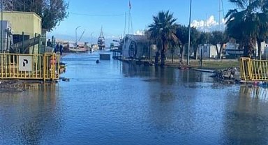 İskenderun'da balıkçı barınağı su altında kaldı