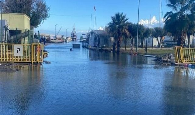 İskenderun'da balıkçı barınağı su altında kaldı