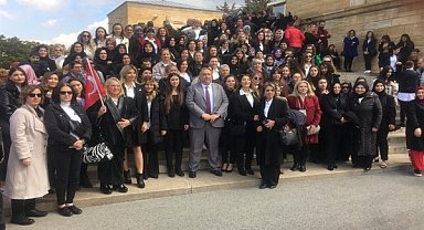 İYİ Partili kadınlar Ata’nın huzurunda