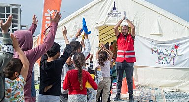 İzmir Büyükşehir ekipleri, Hatay’da depremzede kadın ve çocukların yanında