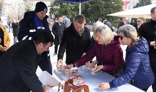 İzmit Belediyesi'nden vatandaşlara kandil helvası