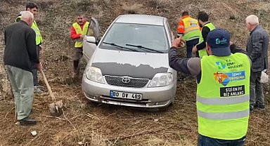 İzmit ekibi Adıyaman'da yoldan çıkan aracı kurtardı