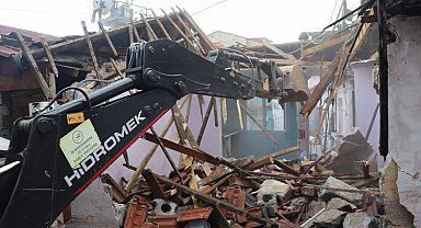 İzmit'te 1999'un ağır hasarlı binaları yıkılıyor