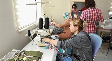 KAYMEK, depremzedelere çocuk ve yetişkin kıyafetleri dikiyor