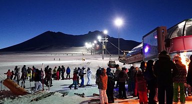 Kayseri Erciyes'te gece kayağı keyfi
