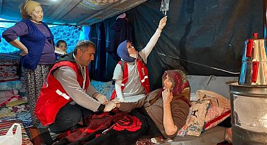 Kızılay ekipleri köy köy dolaşıp yaraları sarıyor