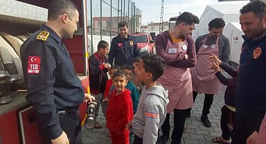 Manisa İtfaiyesi, çadır kentteki çocukları sevindirdi