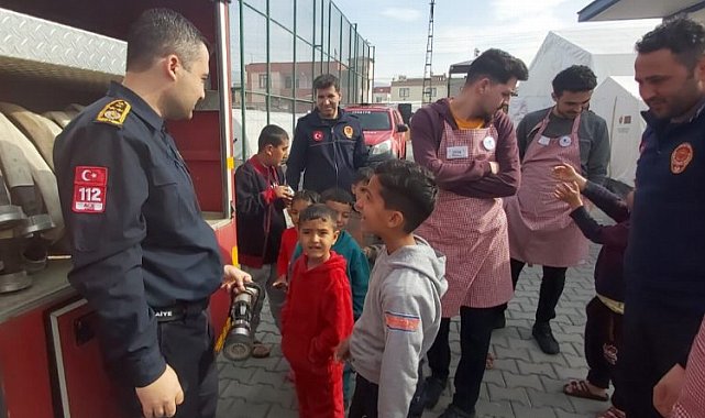 Manisa İtfaiyesi, çadır kentteki çocukları sevindirdi