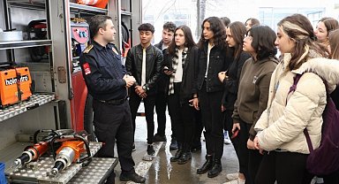 Manisa Lisesi öğrencilerinden Büyükşehir İtfaiyesi'ne ziyaret