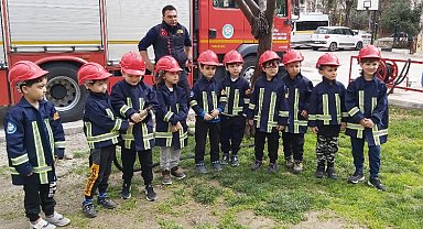 Manisa'da minik öğrenciler 'İtfaiye Amca'larıyla buluştu