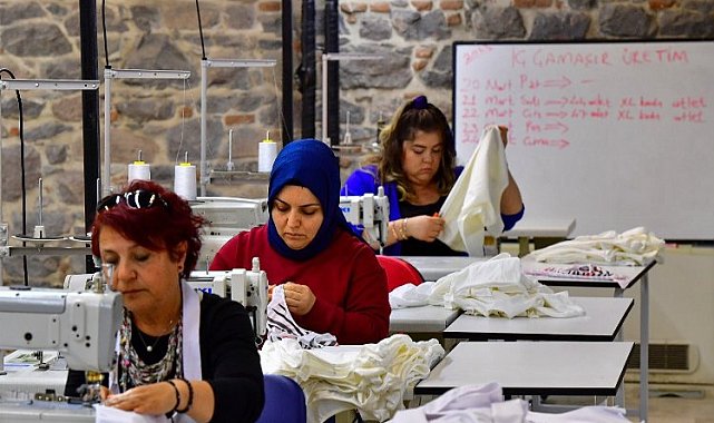 Meslek Fabrikası'nda depremzedelere iç çamaşırı