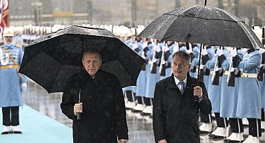 Niinistö'ye yağmur altında karşılama