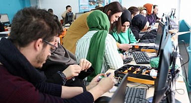 Robotik kodlama için eğiticiler eğitiliyor
