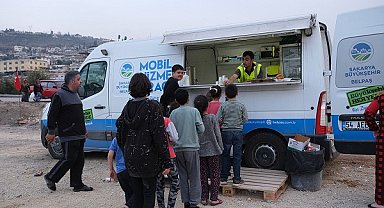 Sakarya Büyükşehir Belediyesi Hatay’a aşevi kurdu