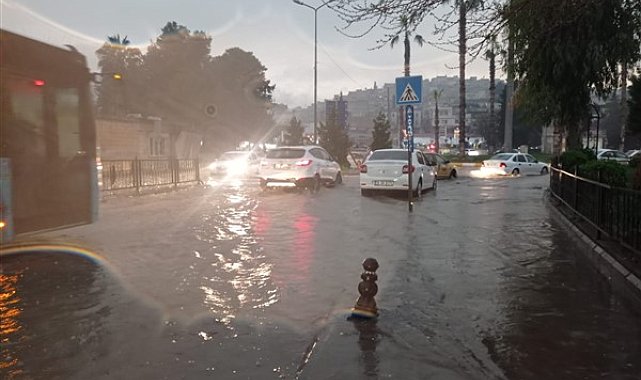 Şanlıurfa'da sağanak yağış etkili oluyor