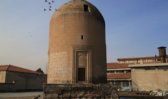 Sırçalı Kümbet özüne dönüyor