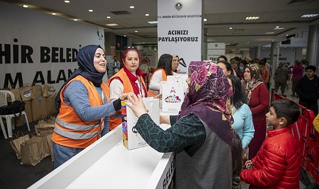 Tarsus’ta depremzede kadınlara hijyen setleri dağıtıldı