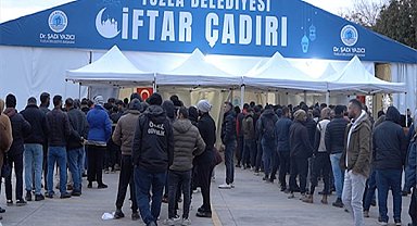 Tuzla Belediyesi’nin Kırıkhan ve Tuzla’daki çadırlarında ilk iftar yapıldı