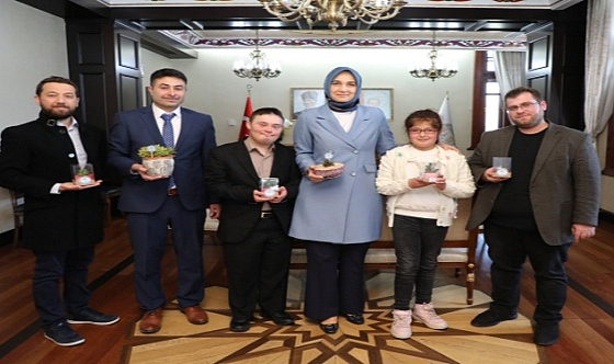 Vali Yiğitbaşı, Sandıklı Özçınar Özel Okulu Öğretmen Ve Öğrencilerini Kabul Etti