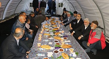 Yapıcıoğlu, ilk iftarını depremzedelerle birlikte açtı