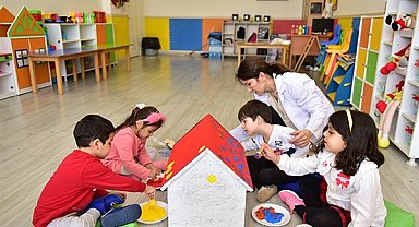 Açem’li minikler sokak hayvanları için mama ve su kabı yaptılar