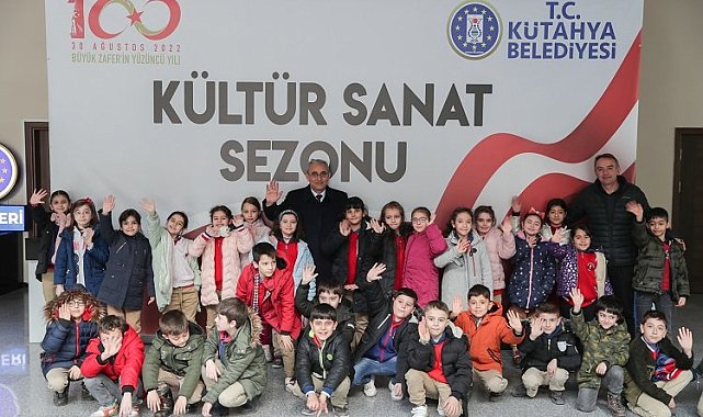 Alim Işık çocuklarla tiyatro izledi