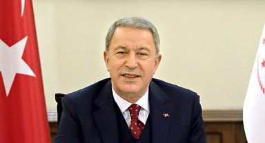 Bakan Akar, bayram namazını Hatay'daki depremzedelerle kıldı