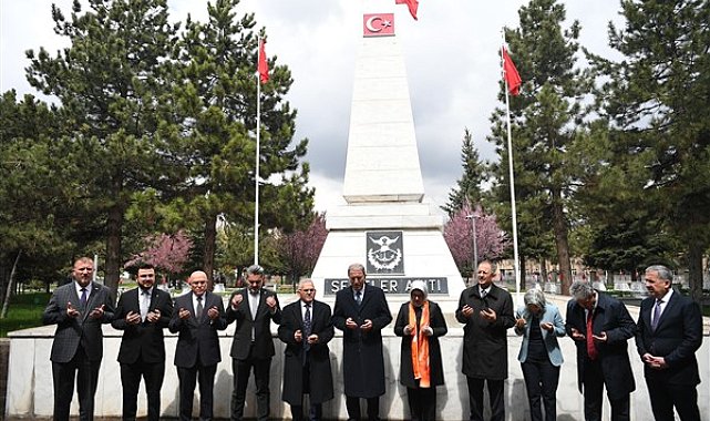 Bakan Akar, Özhaseki ve Büyükkılıç, Kartal Şehitliği'ni ziyaret etti