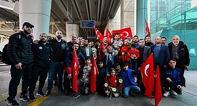 Başkentliler ASKİ Sporlu Milli Güreşçileri havalimanında karşıladı
