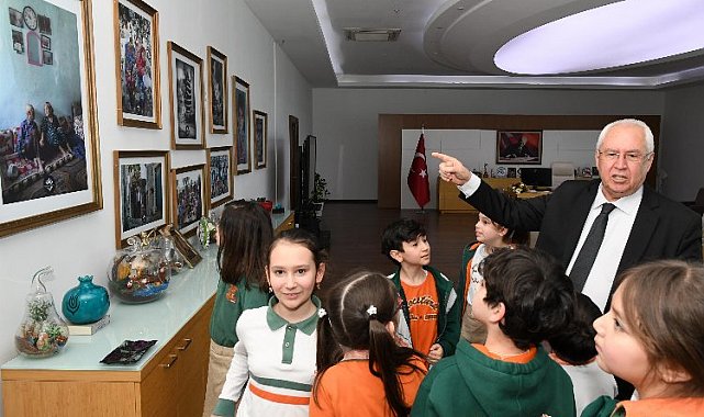 Çocuklar 'Hayat Bilgisi' dersini makam odasında işledi