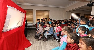 Gaziantep Büyükşehir’in organize ettiği gölge oyunu, Ramazan ayında çocuklarla