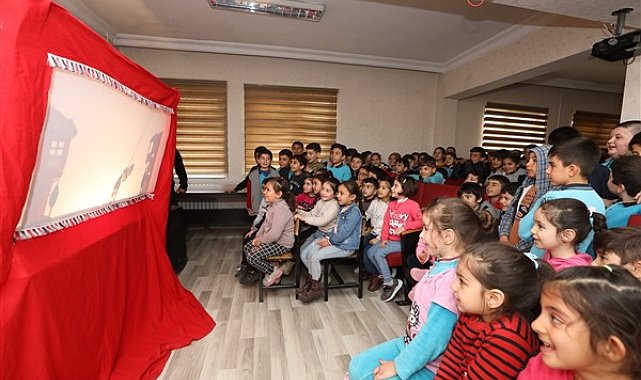 Gaziantep Büyükşehir’in organize ettiği gölge oyunu, Ramazan ayında çocuklarla