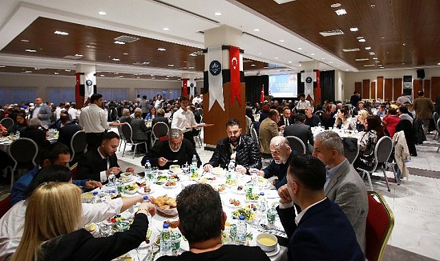 İzmir Karabağlar'da ilçe protokolü aynı sofrada buluştu
