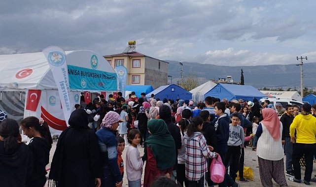 Manisa afet bölgesinde vatandaşların yanında