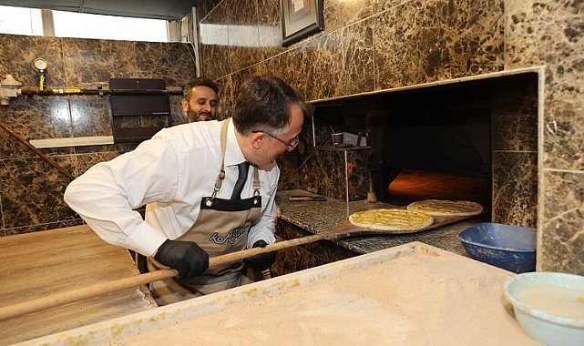Mehmet Savran pide pişirdi