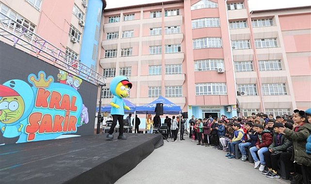 “Mikrop Avcıları Cumburlop” sinema filmi, afetzede çocuklarla buluştu
