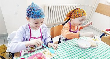 Minikler sınıfta turşu, sirke ve ev yapımı yoğurt yaptı