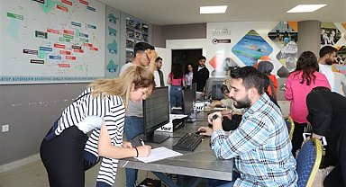 33 bini aşkın üniversite öğrencisine çanta ve spor ayakkabı dağıtıldı