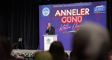 Bakan Akar, Kayseri Büyükşehir'in etkinliğinde annelerle buluştu