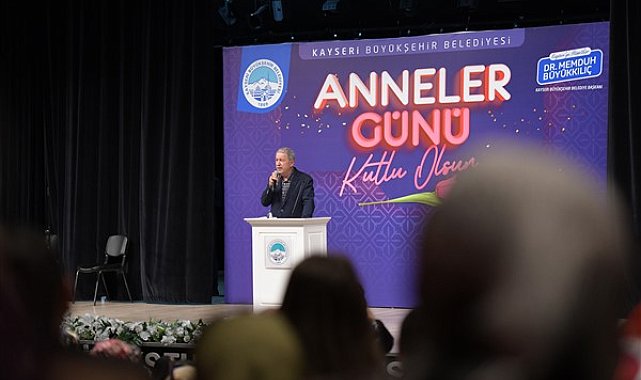 Bakan Akar, Kayseri Büyükşehir'in etkinliğinde annelerle buluştu