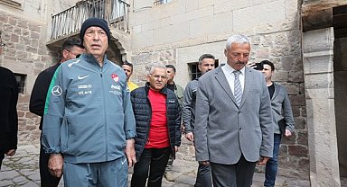Bakan Akar ve Başkan Büyükkılıç, gençlerle doğa yürüyüşünde buluştu