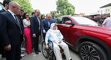 Bakan Varank, ilk turda oy kullanamayan yaşlı kadını Togg ile sandığa götürdü