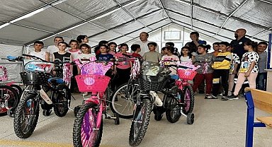 Başkan Hançerli’den depremzede çocuklara bisiklet sürprizi