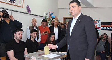 Demokrat Parti Genel Başkanı Uysal, oyunu kullandı