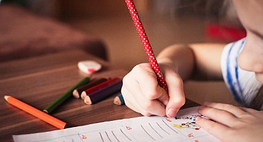 Depremden etkilenen çocuklara afet bursu desteği