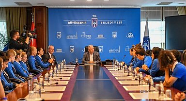 Fomget Kadın Futbol Takımı, ABB Başkanı Yavaş'ı ziyaret etti