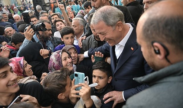Hulusi Akar'a piknikte vatandaştan ilgi