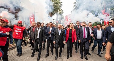 İzmir'de 18 bin işçi, toplu sözleşmeyi bayram havasında kutladı